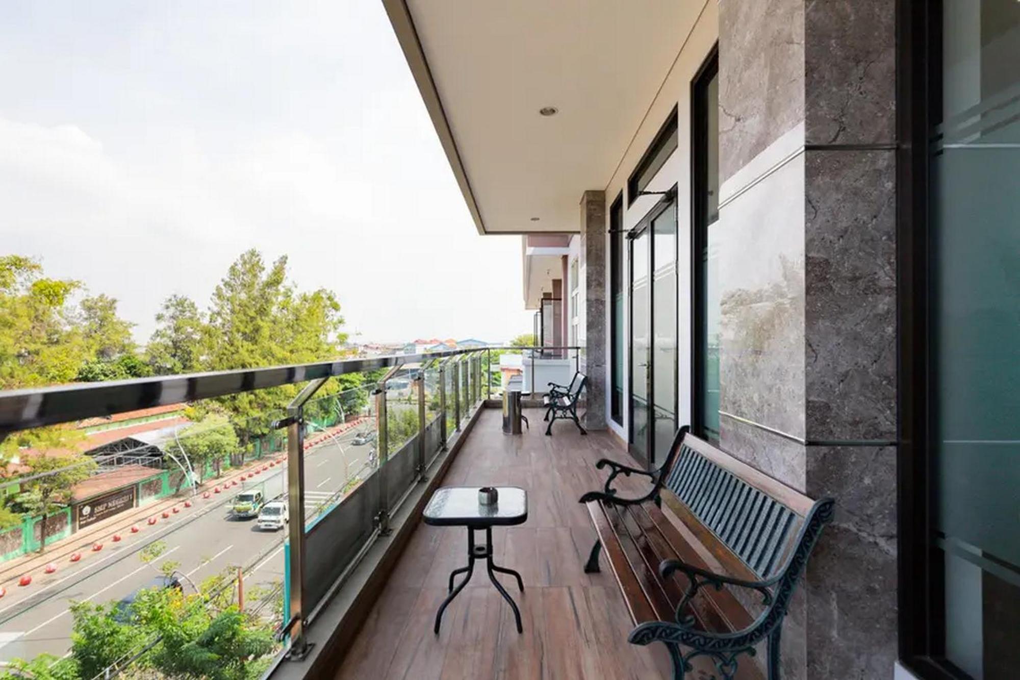 Sans Hotel Rajawali Surabaya By Reddoorz Krembangan Exterior foto