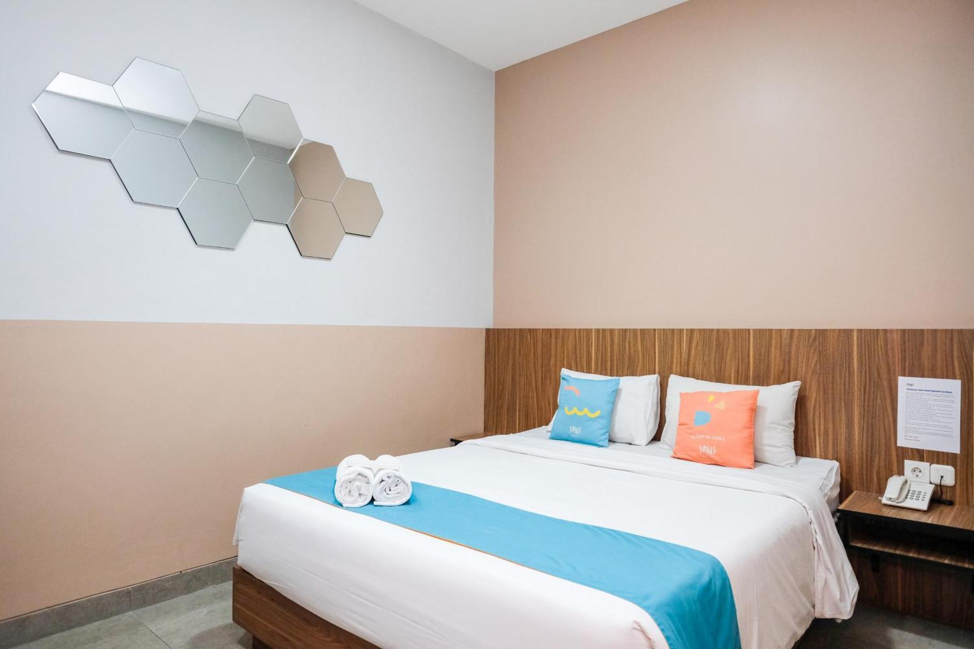 Sans Hotel Rajawali Surabaya By Reddoorz Krembangan Exterior foto
